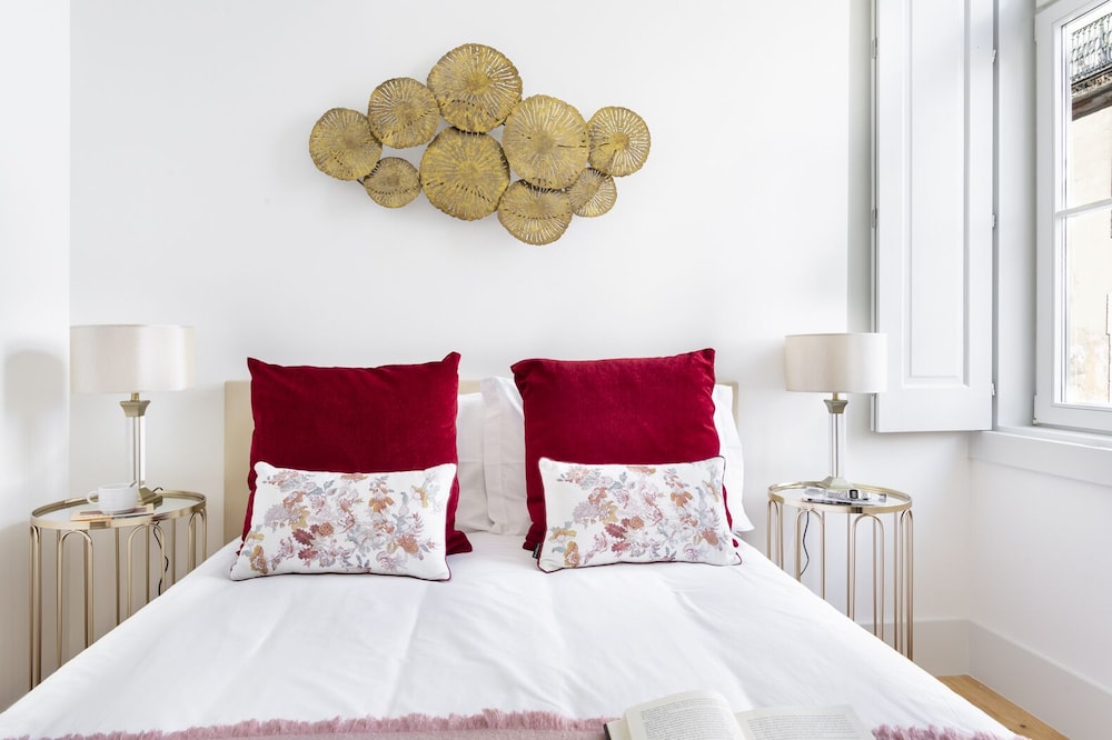 JOIVY 2BR Pastel dreams Apt by the Santa Justa Lift, in Baixa