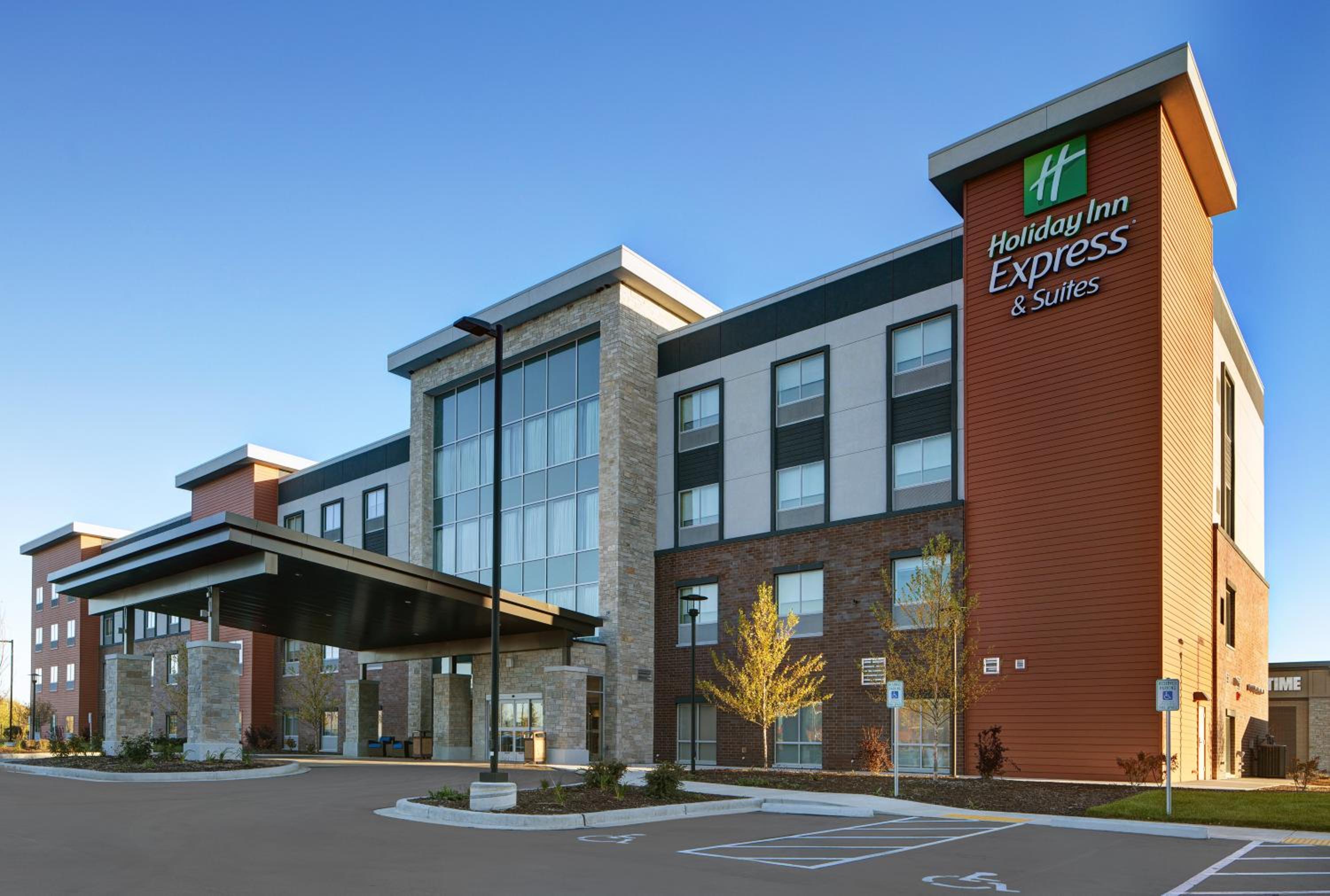 Holiday Inn Express & Suites - Milwaukee - Brookfield by IHG