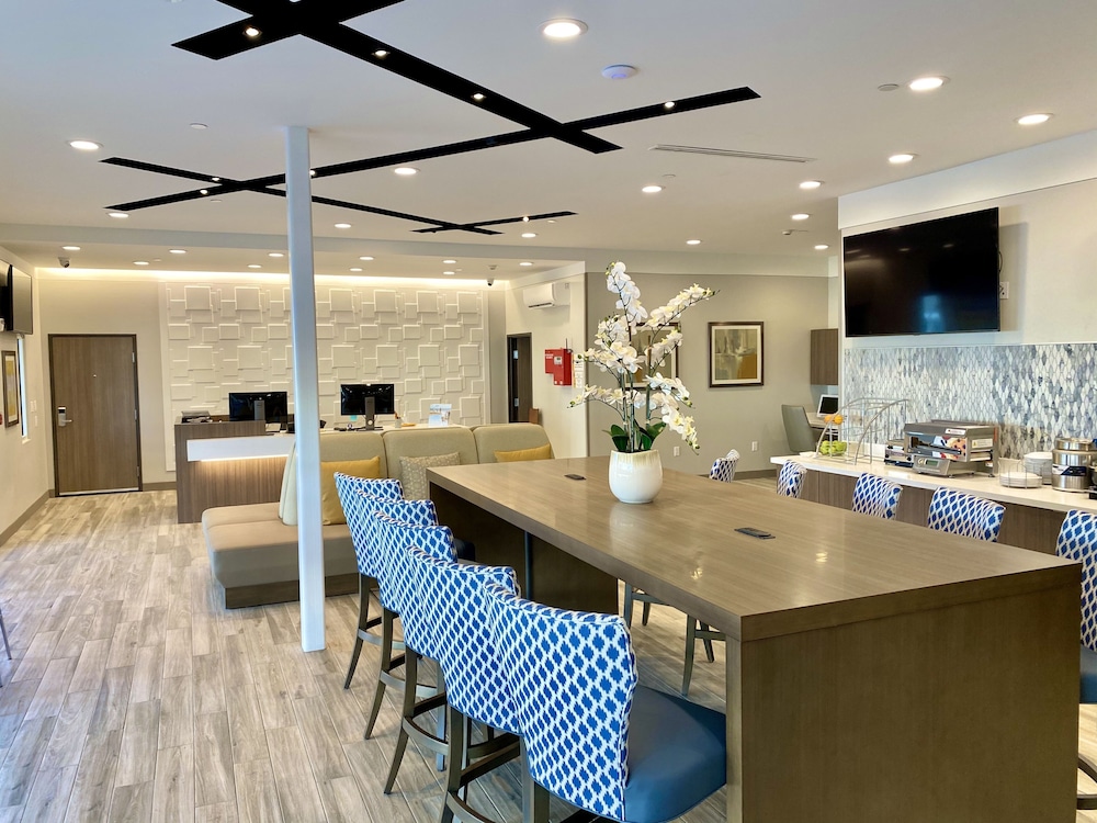 Days Inn & Suites by Wyndham Beaumont West / I-10 & Walden