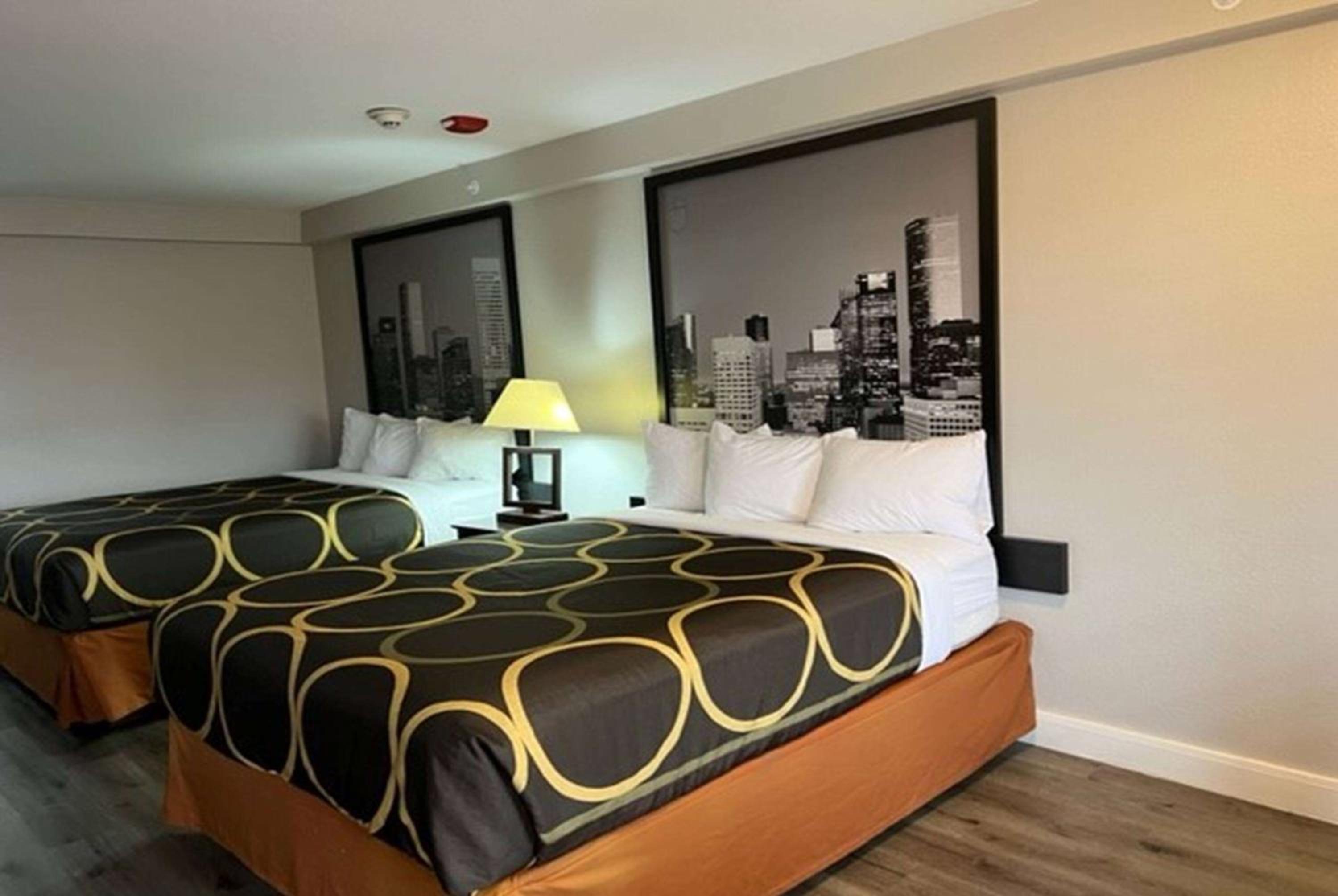 Super 8 by Wyndham Mont Belvieu - Baytown East