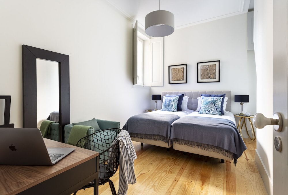 JOIVY Energetic 2BR Apt w/workspace, by the Santa Justa Lift, in Baixa