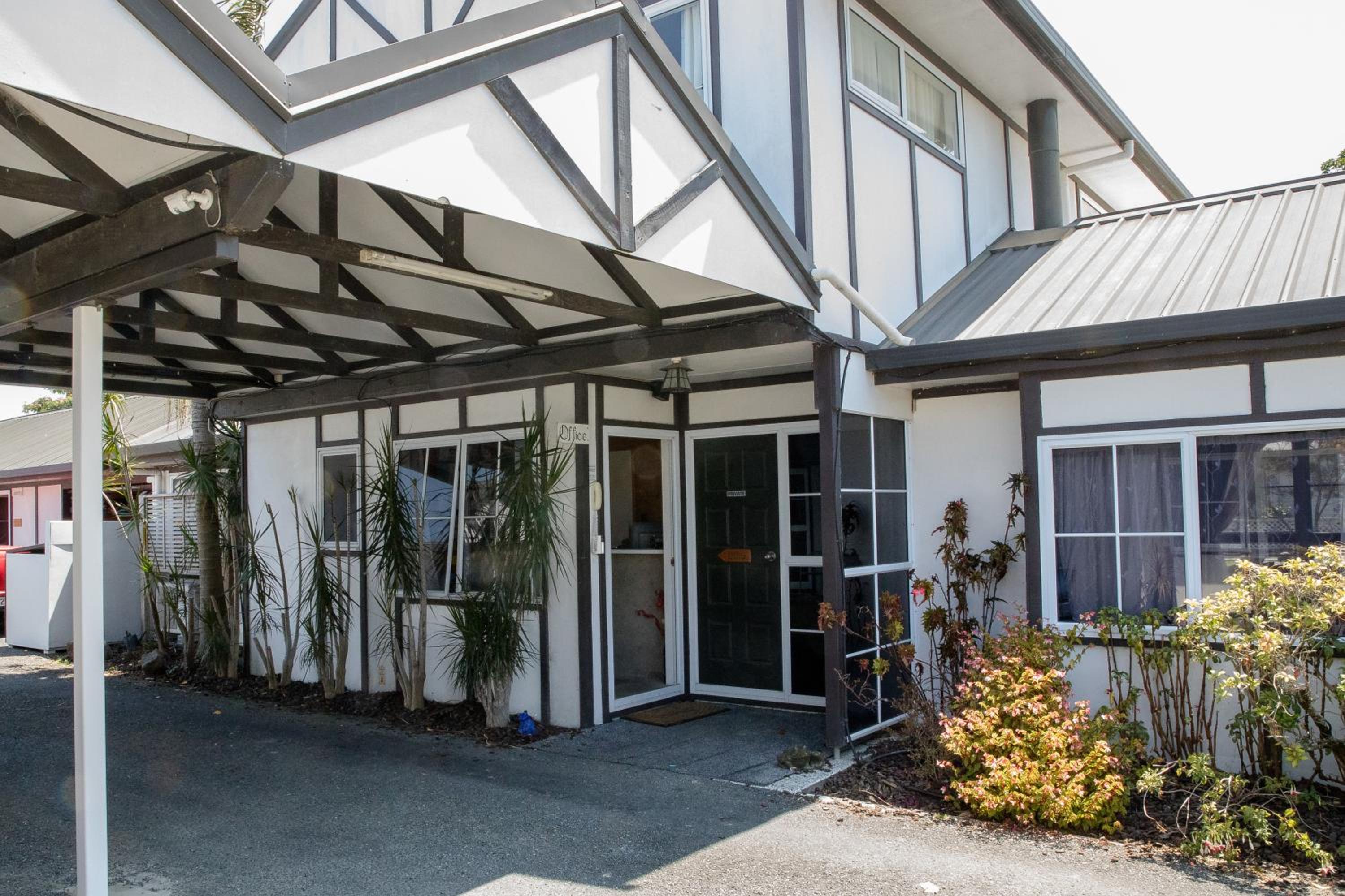 Tudor Park Motel Spacious with kitchens 1 minute walk to restaurant and shopping centre and Gisborne Hospital